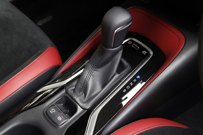 トヨタ 新型カローラスポーツ 1.8リッターハイブリッド（HV）