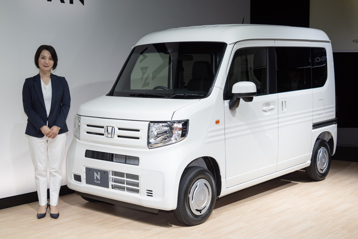 ホンダ N-VANとホンダ 執行役員の鈴木麻子氏