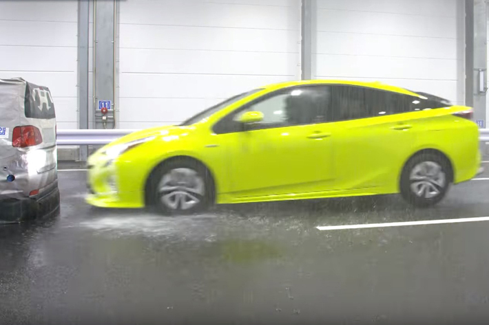 jaf 濃霧・大雨での自動ブレーキの効果を検証した動画を公開