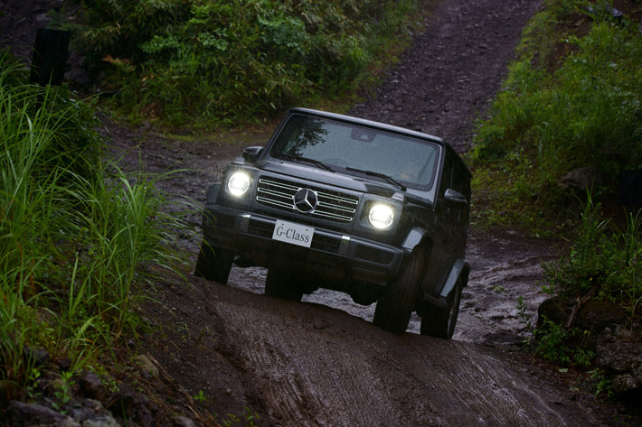 メルセデス・ベンツ G 550（外装色：セレナイトグレー│内装色：designoヨットブルー/ブラック）