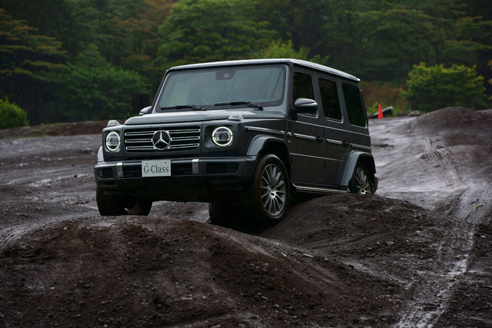 メルセデス・ベンツ G 550（外装色：セレナイトグレー│内装色：designoヨットブルー/ブラック）