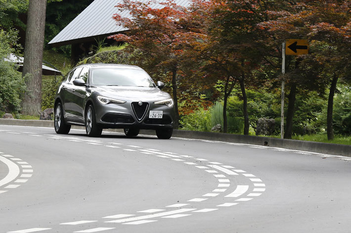 アルファロメオ 新型ステルヴィオ　外装色ストロンボリ グレー