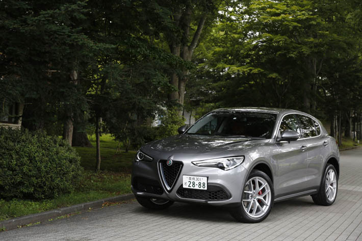 アルファロメオ 新型ステルヴィオ　外装色ストロンボリ グレー