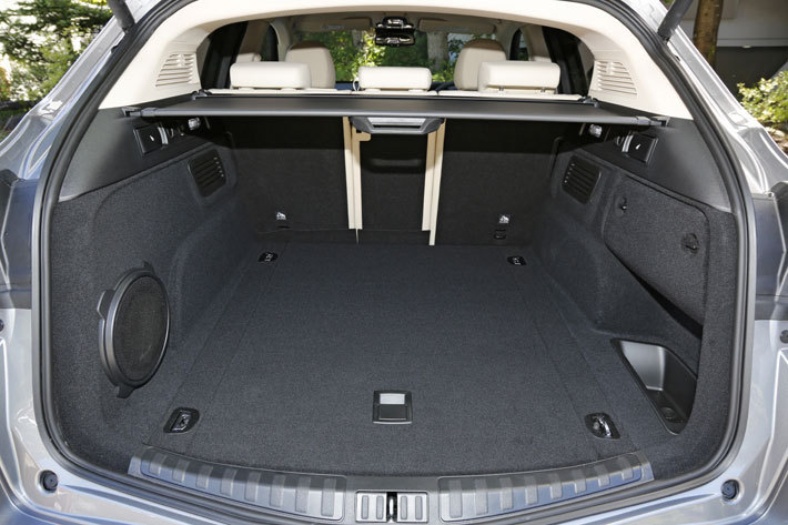 アルファロメオ 新型ステルヴィオ　ラゲッジルーム