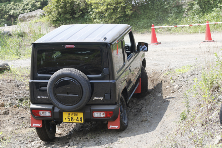 （参考）悪路を走破するジムニー