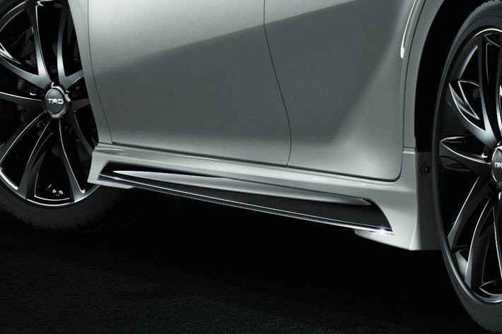 トヨタ カムリ（TRDパーツ装着）