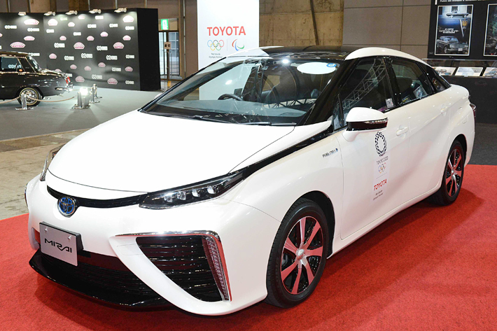 対してトヨタは世界初の水素自動車であるミライを2013年の発売以来、フツーのクルマと同じように全国のディーラーで販売をしているのだ