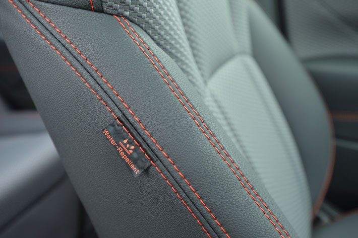 フォレスターとエクストレイルはほぼ全てのグレードに撥水シートが採用されている