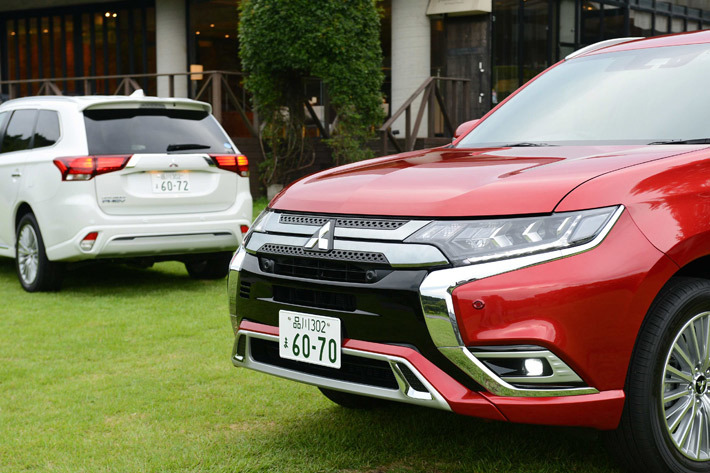 写真は現行型アウトランダーPHEV