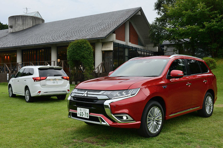 三菱 アウトランダーPHEV 2019年モデル／左：G Premium Package　右：G Premium Package