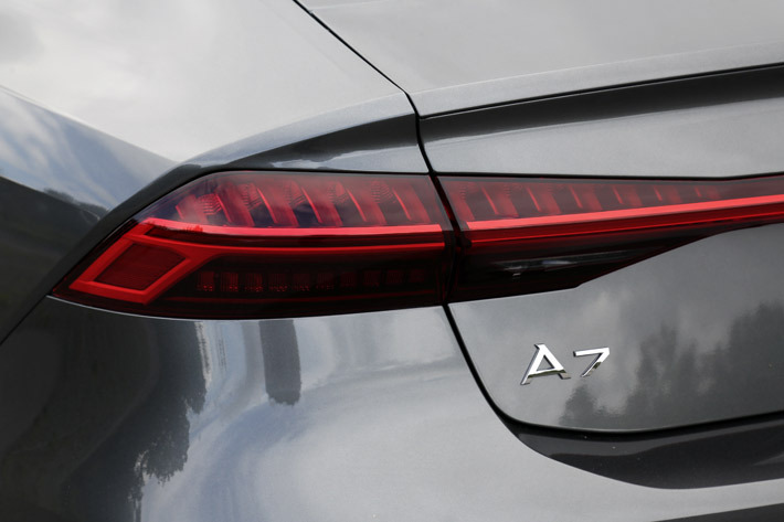 ウディ A7 Sportback S line 1st edition