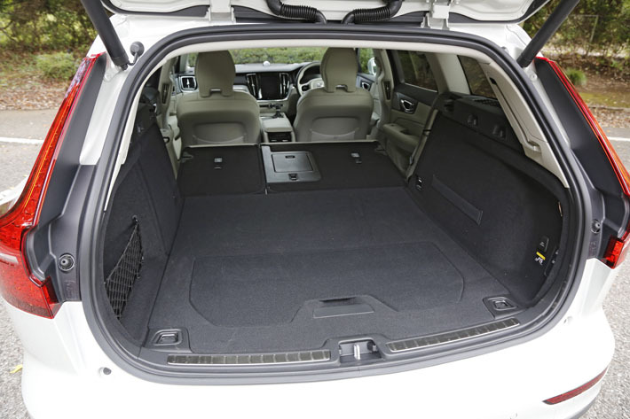 ボルボ 新型V60 T5 Inscription[FF]