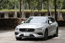 ボルボ 新型V60 T5 Inscription[FF／ボディカラー：バーチライトメタリック]