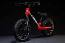 前代未聞！幼児向けランニングバイク「ストライダー」にカーボン製ST-Rが登場！