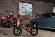 幼児向けランニングバイク「ストライダー」にフルカーボン製