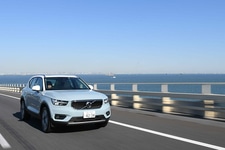 ボルボ XC40 T4 AWD Momentum