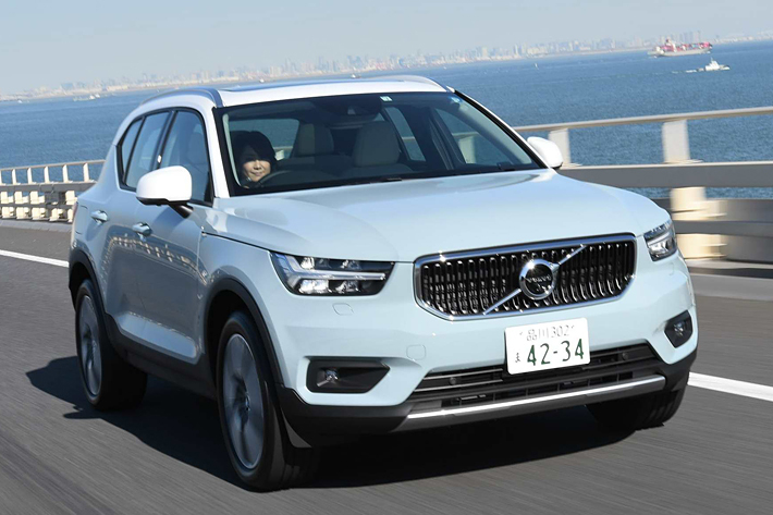 ボルボ XC40 T4 AWD Momentum