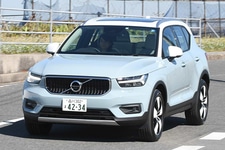 ボルボ XC40 T4 AWD Momentum