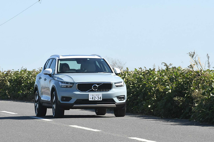 ボルボ XC40 T4 AWD Momentum