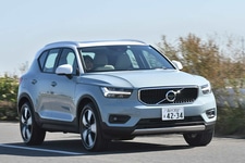 ボルボ XC40 T4 AWD Momentum