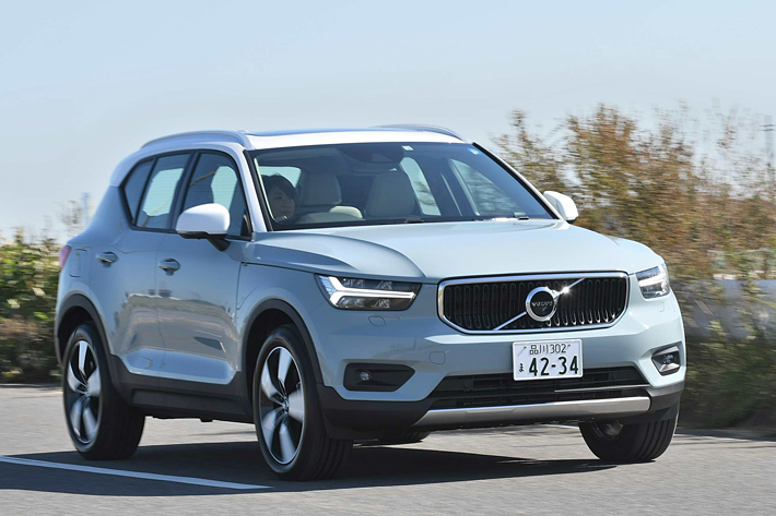 ボルボ XC40 T4 AWD Momentum