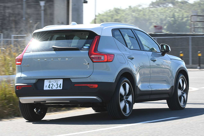 ボルボ XC40 T4 AWD Momentum