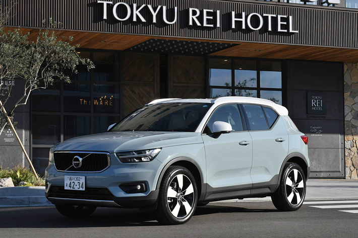 ボルボ XC40 T4 AWD Momentum