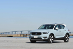 ボルボ XC40 T4 AWD Momentum