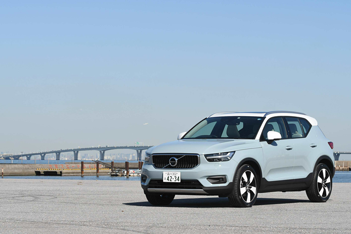 ボルボ XC40 T4 AWD Momentum