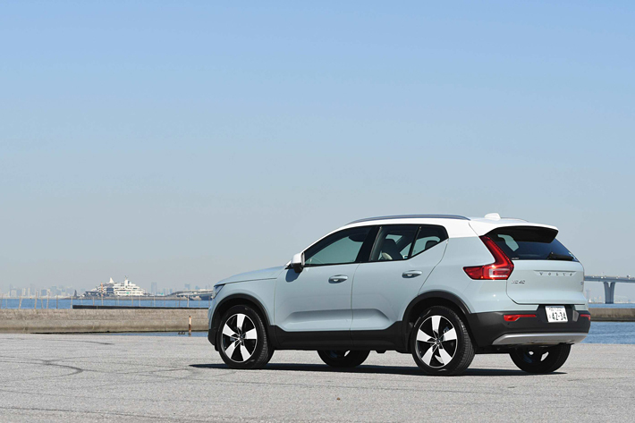 ボルボ XC40 T4 AWD Momentum