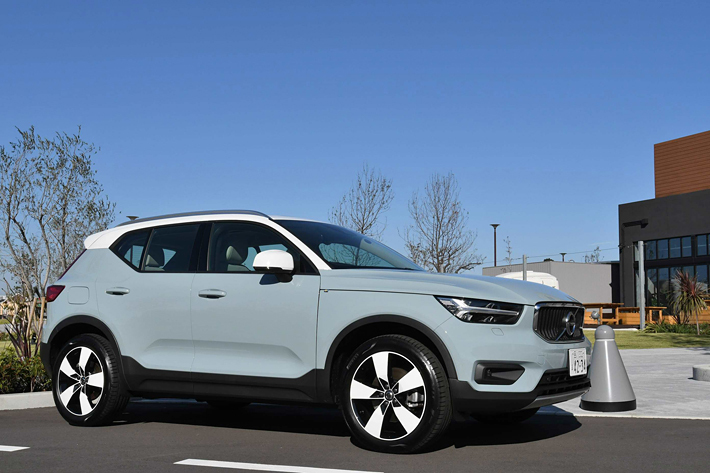 ボルボ XC40 T4 AWD Momentum