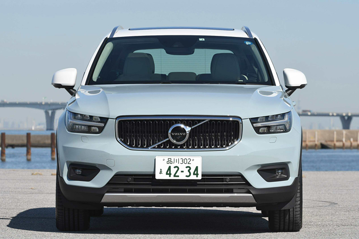 ボルボ XC40 T4 AWD Momentum