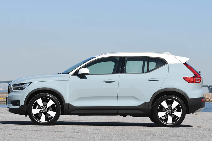 ボルボ XC40 T4 AWD Momentum