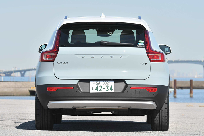 ボルボ XC40 T4 AWD Momentum