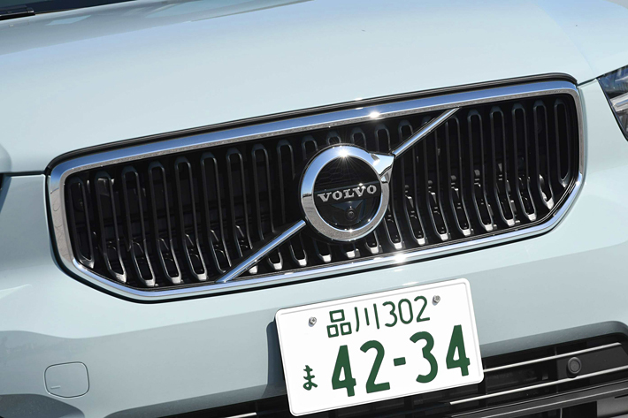 ボルボ XC40 T4 AWD Momentum