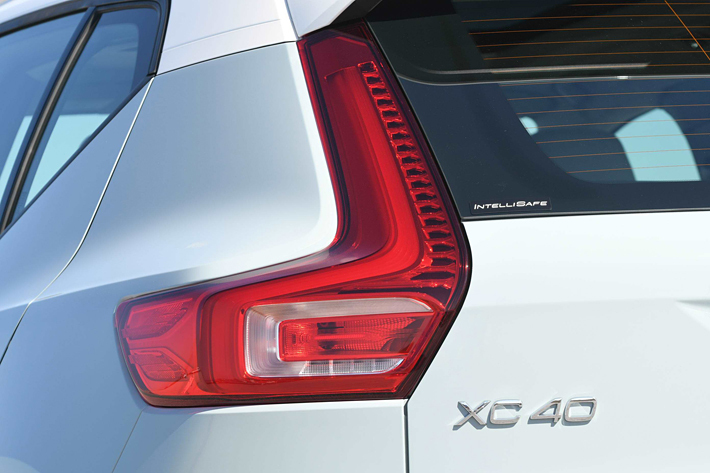 ボルボ XC40 T4 AWD Momentum