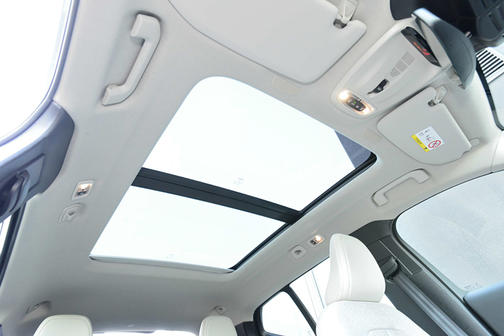 ボルボ XC40 T4 AWD Momentum