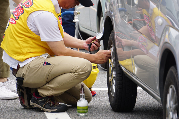 平井理央アナもびっくり！ダンロップ全国タイヤ安全点検でタイヤチェックの 重要性を再確認