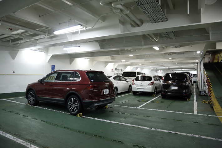 シルバーフェリー(川崎近海汽船)「シルバーエイト」車両甲板＜VW ティグアンTDI 4モーションで北海道へ ｜“歴史を感じる鉄道体験”の旅【前編】＞