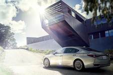 LEXUS、新型「ES」を発売