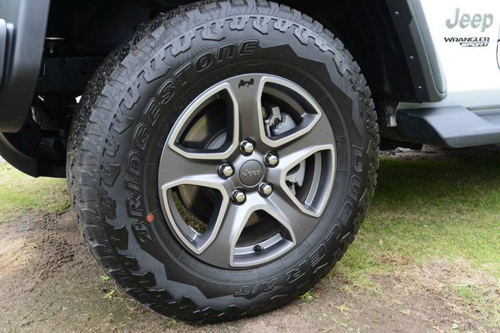 新型Jeep Wrangler(ジープ ラングラー) SPORT[2ドア／V6 3.6L／8AT／4×4]