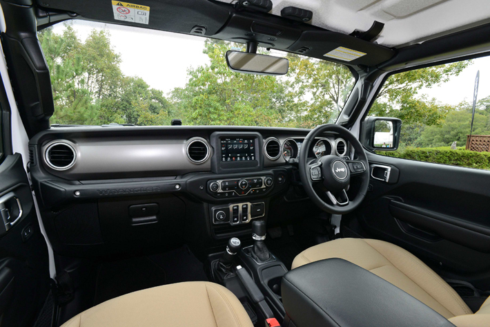 新型Jeep Wrangler(ジープ ラングラー) SPORT[2ドア／V6 3.6L／8AT／4×4]