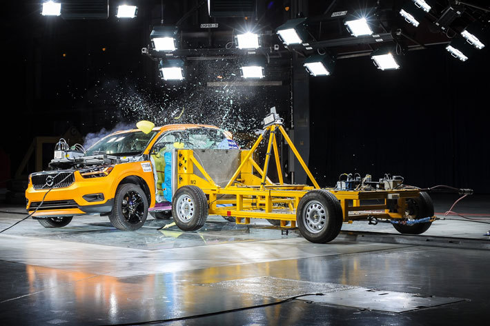 ボルボ XC40 サイドインパクト(側面衝突)テストの模様｜ボルボ セーフティセミナー｜ボルボ 先進安全技術の極意