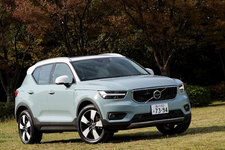 ボルボ XC40 T4 モメンタム(FF)