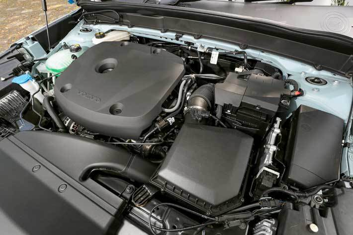 ボルボ XC40 T4 モメンタム(FF)