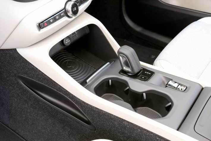 ボルボ XC40 T4 モメンタム(FF)