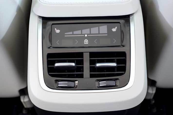 ボルボ XC90 T6 AWD インスクリプション(4WD)