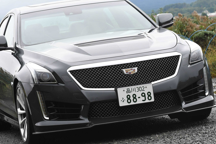 アメ車で高級車といえば、キャデラックとリンカーンというイメージ。このクルマはキャデラック CTS-V