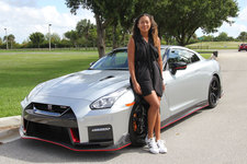 日産自動車、大坂なおみ選手に「NISSAN GT-R NISMO」（アルティメイトメタルシルバー）を寄贈