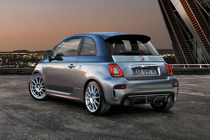 アバルト 限定車 695リヴァーレ を発売 イタリア の有名ボートブランド リーヴァ とのコラボ 業界先取り 業界ニュース 自動車ニュース21国産車から輸入車まで Mota